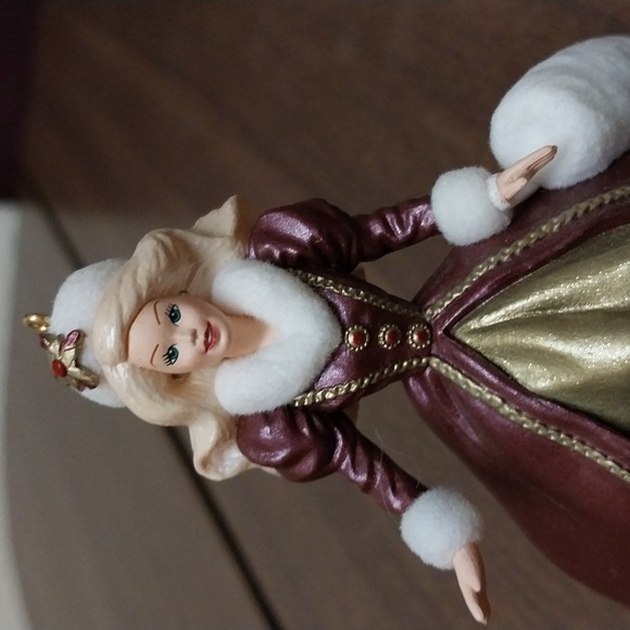 Hallmark Holiday Barbie Collectors ornament - Picture 2 of 4